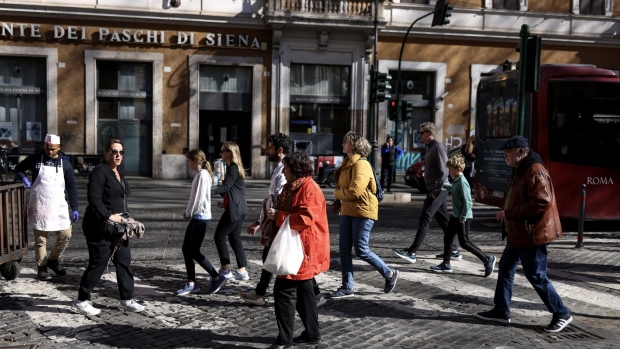 <p>Pedestrians and shoppers in downtown Rome.</p>